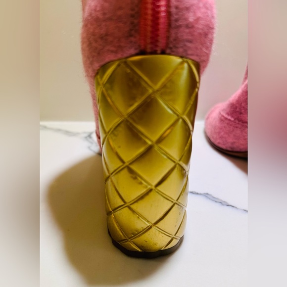 CHANEL PINK CHINE FELT AND GOLD QUILTED HEEL ANKLE BOOTS - Picture 4 of 12